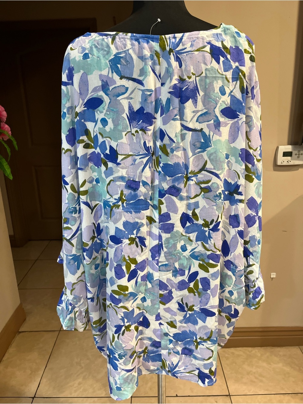 ANDREE BY UNIT Blue and White Floral V-Neck Tunic - Picture 5 of 7